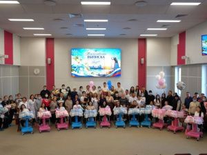 В Якутске прошла торжественная выписка детей, родившихся в День города