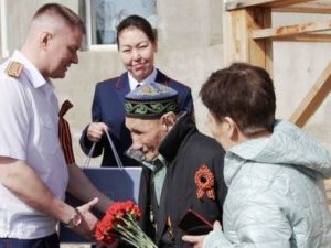 В Якутске офицеры Следственного комитета поздравили воина – победителя самураев