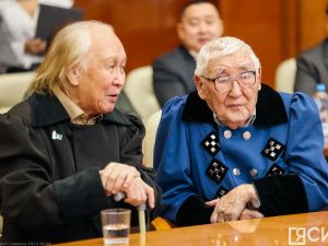 Айсен Николаев вручил стипендии олонхосутам, запевалам осуохая, кузнецам и народным мастерам Якутии