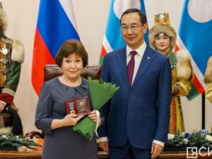 Айсен Николаев вручил якутянам государственные награды в преддверии Нового года