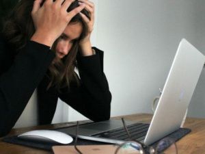 Двое жителей Якутска поверили аферистам, оформили «встречные кредиты» и собственноручно перевели деньги на «безопасные счета»