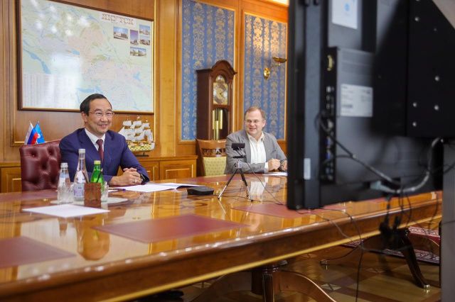 Айсен Николаев встретился с выпускниками, сдавшими ЕГЭ на 100 баллов, и их педагогами