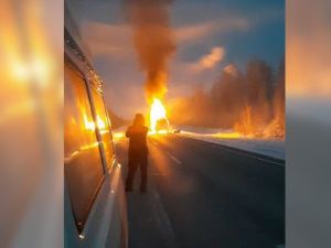 Видеофакт. В Якутии на федеральной трассе Вилюй загорелся микроавтобус