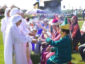 В едином кругу на Ысыахе Туймаады представители разных культур