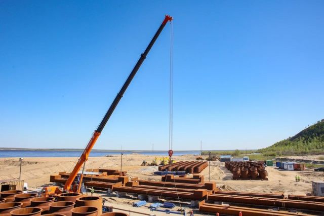 Активная фаза строительства опор Ленского моста продолжается