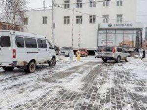 Мэру Якутска предложили убрать шлагбаумы возле крыльца администрации