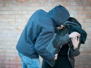 В Якутске молодой человек напал на двух парней, отобрал их телефоны и заставил перевести деньги