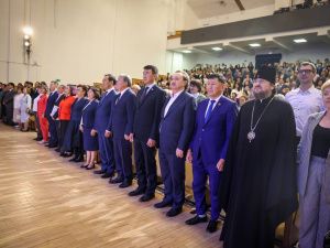 Глава Якутии предложил повысить зарплату молодым педагогам