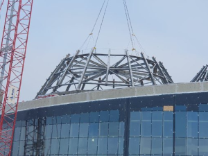 На крыше Арктического центра эпоса и искусств в Якутске устанавливают урасу