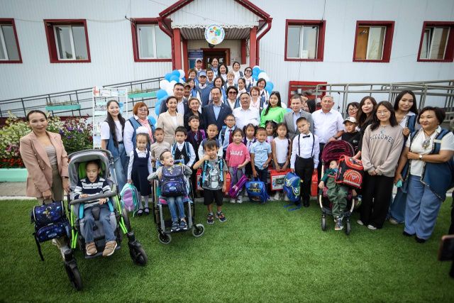 Глава Якутии поздравил воспитанников Нюрбинского межулусного комплексного центра помощи семьям и детям с новым учебным годом 