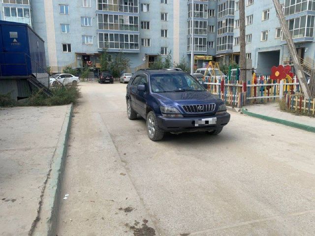 Лексус сбил 11-летнюю девочку во дворе Якутска