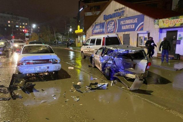 Вчера Тойота протаранила 4 автомашины — пострадали трое
