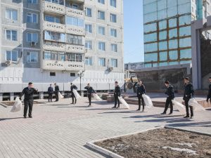 В Якутске прошла молодежная акция «Сохраним памятники»