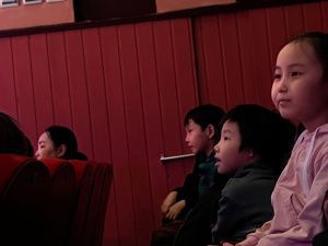 В День родного языка и письменности ТЮЗ представил по школьной программе спектакль «Старушка Бэйбэрикээн с пятью коровами»