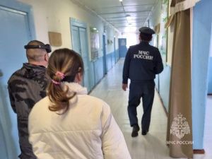 Лето без рисков: в Аллаиховском районе МЧС России проводит профилактику в детских лагерях