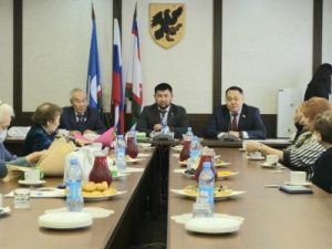 Евгений Григорьев и Альберт Семенов встретились с Высшим советом старейшин Якутска