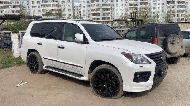 В Якутске элитному внедорожнику прокололи все колеса и разбили стекло