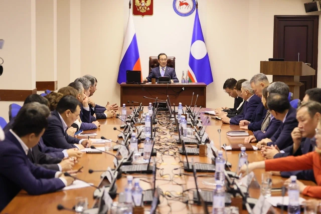 Айсен Николаев обсудил с представителями парламентских фракций вопросы бюджета республики на 2023 год