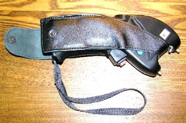 Во время обыска полицейский ударил жительницу Якутска электрошокером