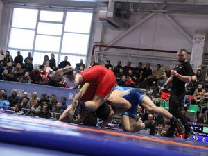 Первый день чемпионата Якутии по вольной борьбе преподнес ряд сенсаций