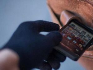 Дядя украл телефон у своей племянницы