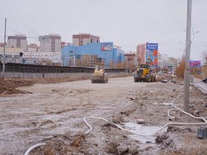 Евгений Григорьев проверил ход работ по капитальному ремонту улицы Ойунского