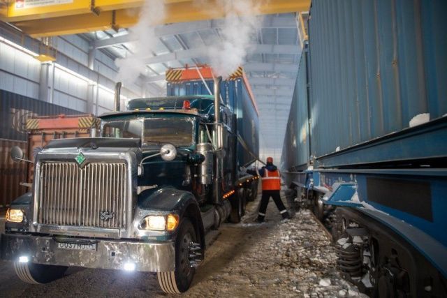 На станции Нижний Бестях в связи с холодами погрузо-разгрузочные работы производятся в теплом складе