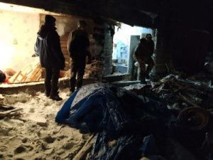 В Эльдикане водитель внедорожника врезался в дом. Пассажиры погибли 