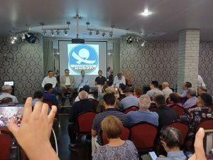 Афанасий Максимов устроил дебаты: колхоз-балаган на выезде