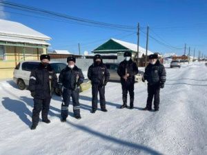 Сотрудники ГИБДД поздравили женщин-водителей с наступающим праздником