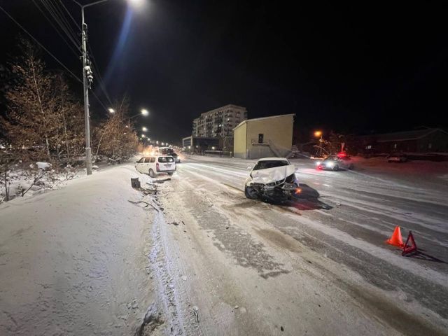 В Якутске столкнулись две иномарки: Пострадали водитель и пассажир
