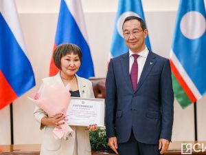 Глава Якутии вручил лучшим педагогам-наставникам премии в 100 тысяч рублей