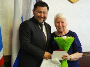 Членам Совета старейшин Якутска вручили награды