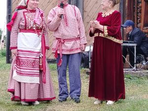 На фестивале хороводных песен и русских плясок в Еланке, угощали ямщицкой кашей