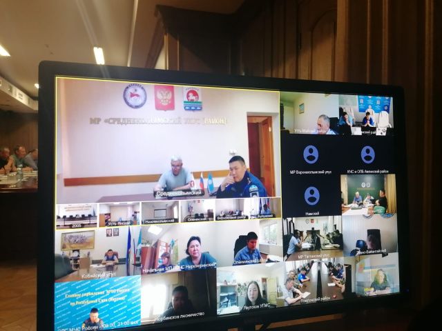 Пожар у села Сылгы-Ытар в Среднеколымском районе тушат с помощью вертолётов