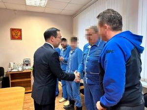 Айсен Николаев навестил в военно-морском клиническом госпитале во Владивостоке раненых участников СВО из Якутии