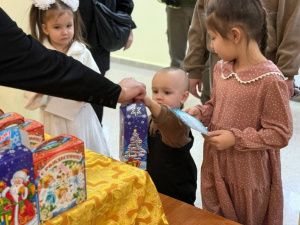 Дети из социальных учреждений и семей участников СВО посетили Архиерейские Рождественские ёлки