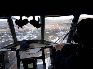 Спасатели эвакуировали на вертолете застрявшего в тундре дальнобойщика