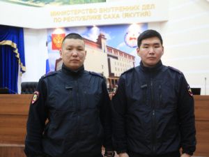 Полицейские в Якутске спасли человека и животных из горящего дома