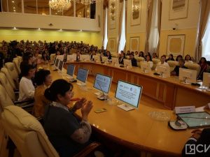 Специальную премию в 100 тысяч рублей вручили ста педагогам Якутии