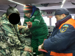 Спасатели эвакуировали пострадавшего из зимовья