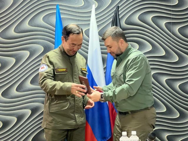 Денис Пушилин вручил Айсену Николаеву награды ДНР