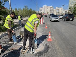 В Якутске провели первый отбор проб для определения качества дорожного полотна на улице Пояркова