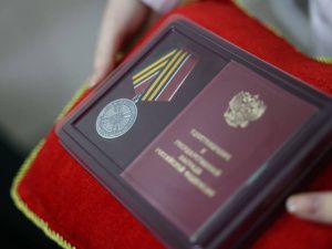 Айсен Николаев вручил алданцу Сергею Каргину медаль «За храбрость» II степени