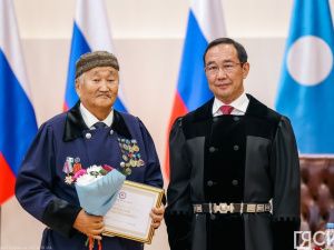 Айсен Николаев вручил стипендии олонхосутам, запевалам осуохая, кузнецам и народным мастерам Якутии