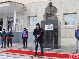 Спортивная общественность возложила цветы к памятнику Дмитрию Коркину в Якутске