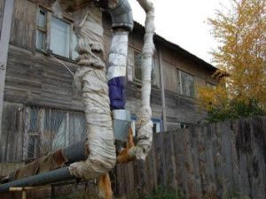 Первый замминистра ЖКХ республики проверил неотапливаемый дом на улице Якутская