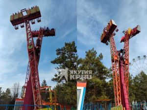 На аттракционе застряли люди