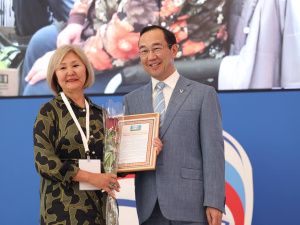 Айсен Николаев наградил волонтёров специальной военной операции