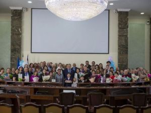 Альберт Семенов в Международный день семьи поздравил многодетные семьи Якутска